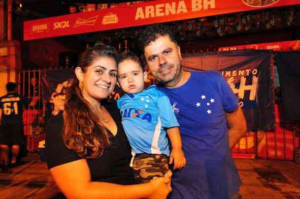 Torcedores do Cruzeiro fazem viglia de 24 horas no Mineiro para aguardar a primeira partida da final da Copa do Brasil contra o Corinthians, nesta quarta-feira, s 21h45. Evento foi divulgado na internet e reuniu dezenas de fanticos. Movimento foi lanado em 2013, antes de jogo decisivo com o Grmio, pelo Campeonato Brasileiro, e j havia se repetido em 2017 antes da deciso da Copa do Brasil.