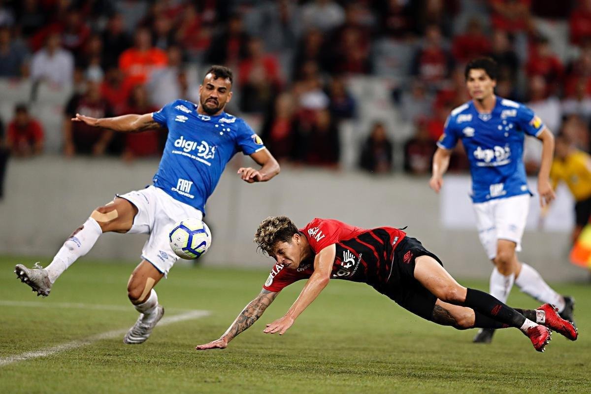 Fotos do empate por 0 a 0 entre Athletico-PR e Cruzeiro na Arena da Baixada, em Curitiba, pela 31 rodada do Campeonato Brasileiro; cruzeirense Sass foi expulso na etapa final
