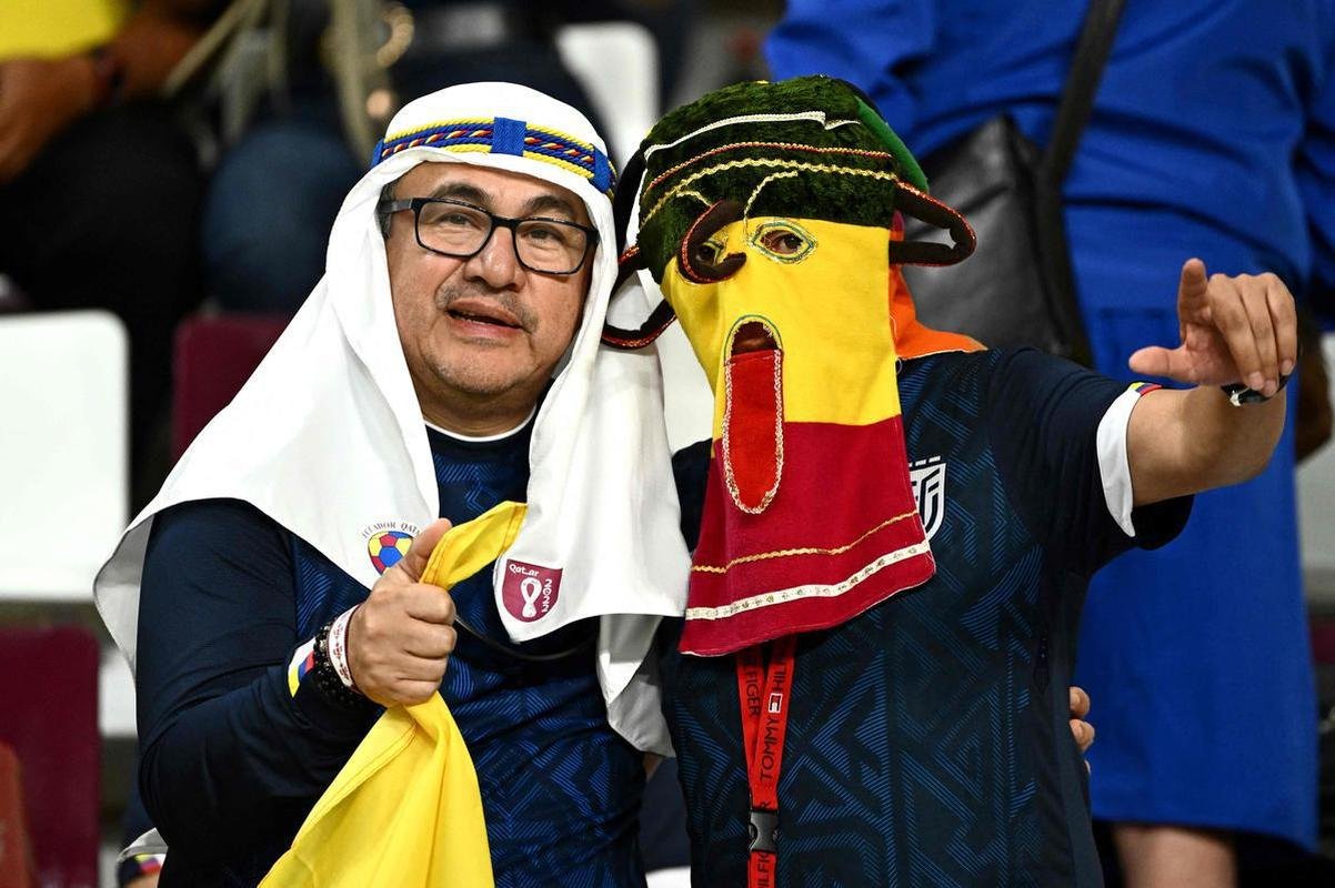 Torcedores de Holanda e Equador no jogo pelo Grupo A da Copa do Mundo.
