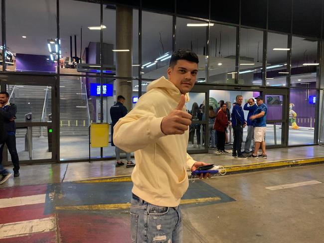 Em recuperao de cirurgia, o goleiro Gabriel Brazo tambm veio ao Mineiro para acompanhar o Cruzeiro