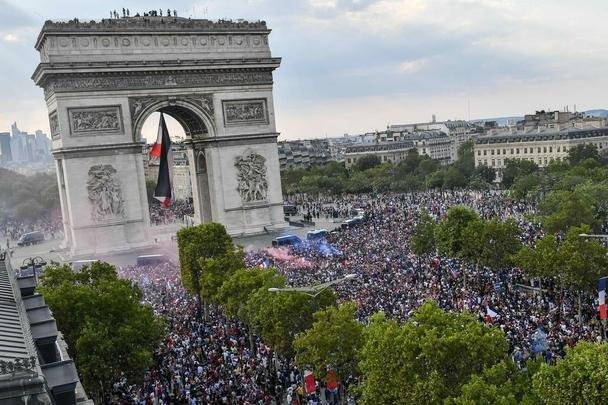 Torcedores franceses tomaram principais pontos turísticos e avenidas de Paris para celebrar o bi mundial