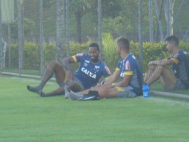 Thiago Neves acompanha treino do Cruzeiro na companhia de zagueiro Ded e de atacante Judivan