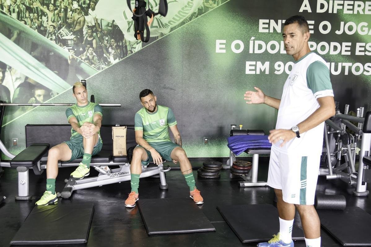 O Amrica se reapresentou nesta quinta-feira para a prxima temporada. Alm de j contar com os reforos, o Coelho mostrou o novo uniforme de treino, da Sparta, marca-prpria do clube