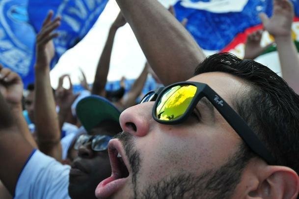 Torcedores do Cruzeiro foram  Toca da Raposa II prestar incentivo ao time antes de final da Copa do Brasil