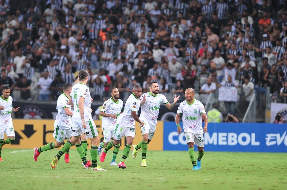 Fotos do golao de Felipe Azevedo, do Amrica, no clssico contra o Atltico, no Mineiro, pela Copa Libertadores
