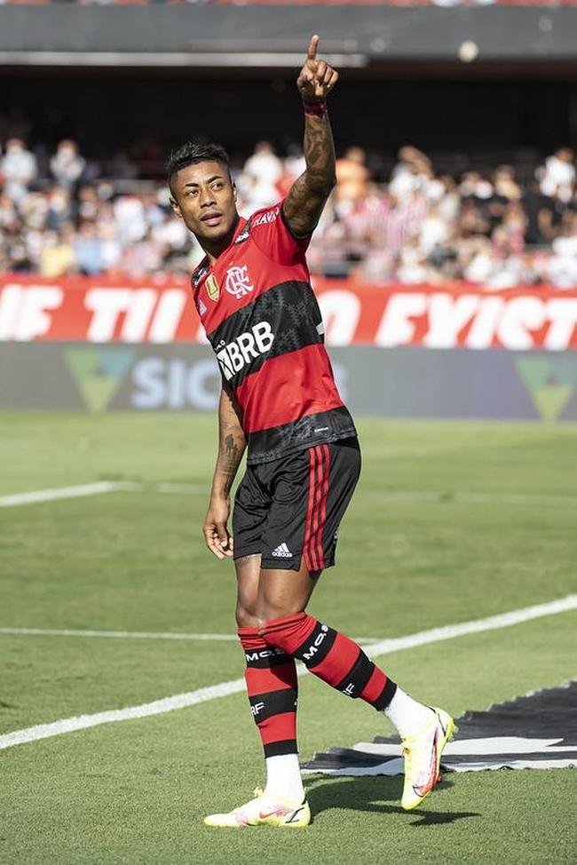 Flamengo massacrou So Paulo em pleno Morumbi e mantm sonho de conquistar o Campeonato Brasileiro, apesar de grande vantagem do Atltico