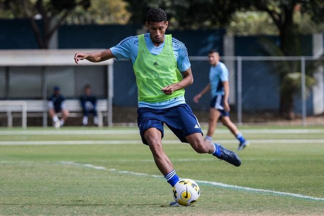 Fotos do treino do Cruzeiro neste domingo, na Toca da Raposa II. As novidades foram as presenas do atacante Rafa Silva, recuperado de incmodo no p direito, e dos recm-contratados Luis Felipe (zagueiro, ex-PSV da Holanda) e Bruno Rodrigues (atacante, ex-Famalico de Portugal)