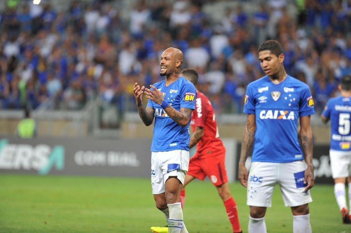 Imagens do duelo entre Cruzeiro e Internacional, no Mineiro, pela 22 rodada do Brasileiro 
