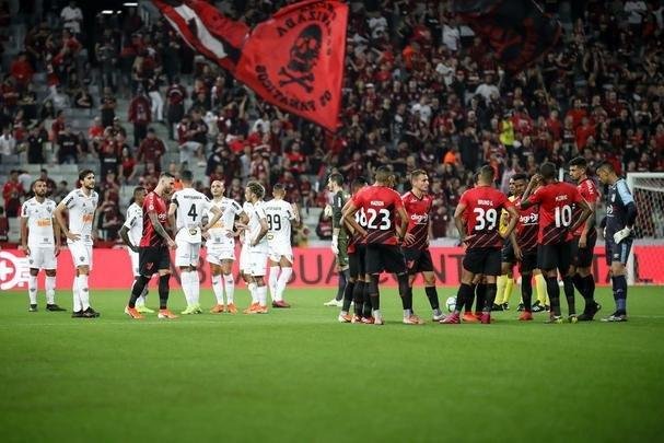 Galo perdeu muitas chances e acabou tropeando em Curitiba