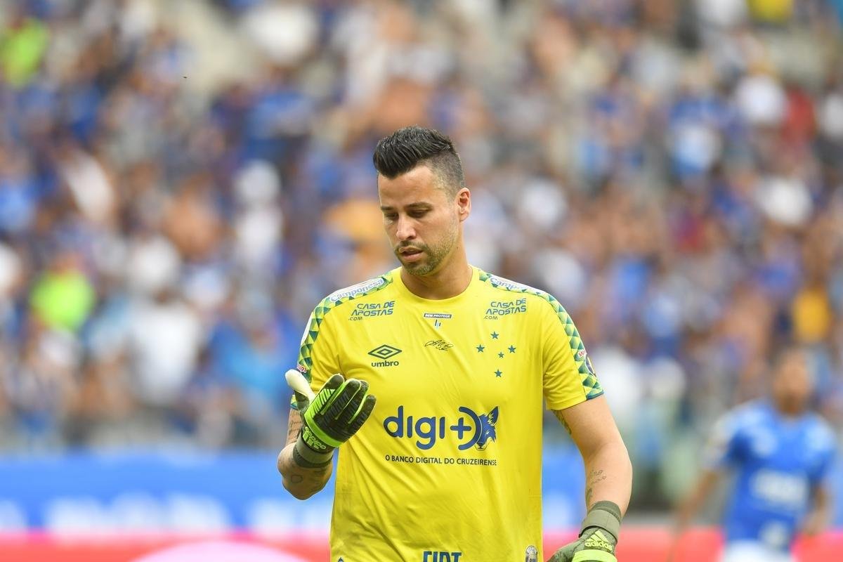 Fbio  o jogador que mais vestiu a camisa do Cruzeiro nestes cem anos. Foram 976 jogos. dolo histrico do clube, ele conquistou dois Campeonatos Brasileiros  (2013 e 2014); trs Copas do Brasil (2000, 2017 e 2018); e sete Campeonatos Mineiros (2006, 2008, 2009, 2011, 2014, 2018 e 2019).