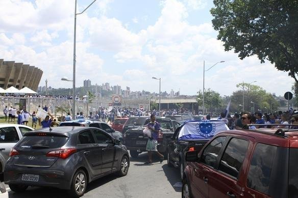 Torcida do Cruzeiro j comea a se movimentar em vrios pontos da cidade antes da partida contra o Grmio, s 17h, no Mineiro