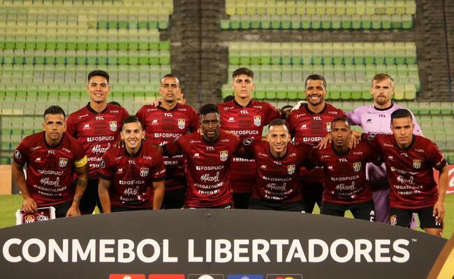 Time de Carabobo foi a com Vachoux; Cuesta, Aponte, Lujano e Perna; Gonzlez, Flores, Juan Camilo Prez e Carlos Sosa; Balza e Apaolaza