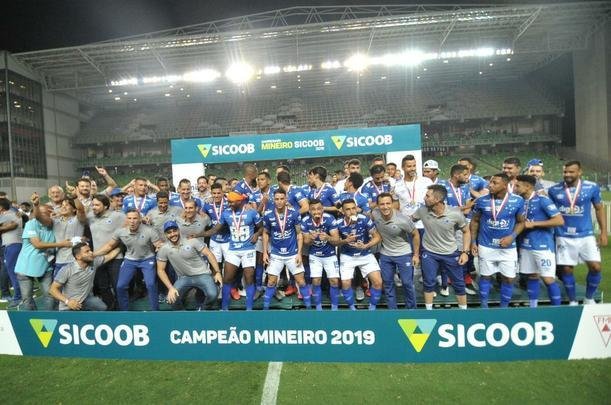 Entrega de medalhas e erguimento da taa: veja a festa do Cruzeiro com o bi do Mineiro