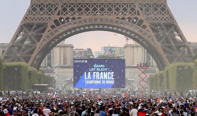 Torcedores franceses tomaram principais pontos tur�sticos e avenidas de Paris para celebrar o bi mundial