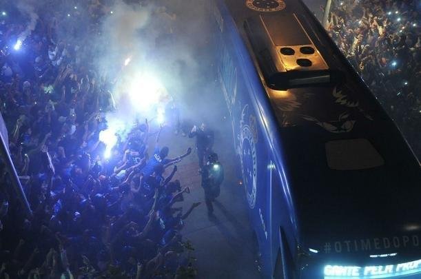 Torcida cruzeirense fez grande festa para recepcionar o time no Mineiro antes do duelo com o Flamengo