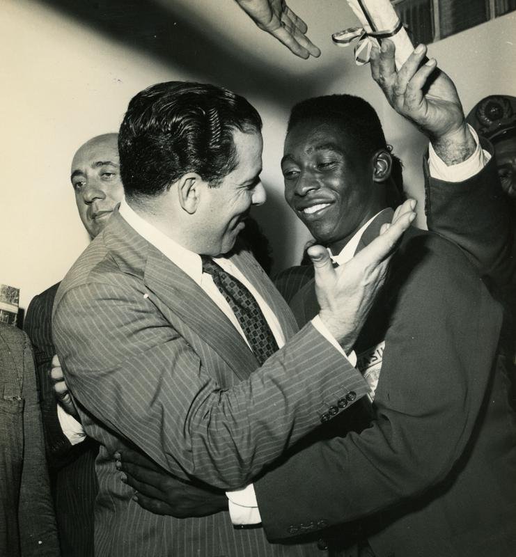 Pel recebe os cumprimentos do vice-presidente da Republica, Joao Goulart, pela conquista da Copa do Mundo de 1958