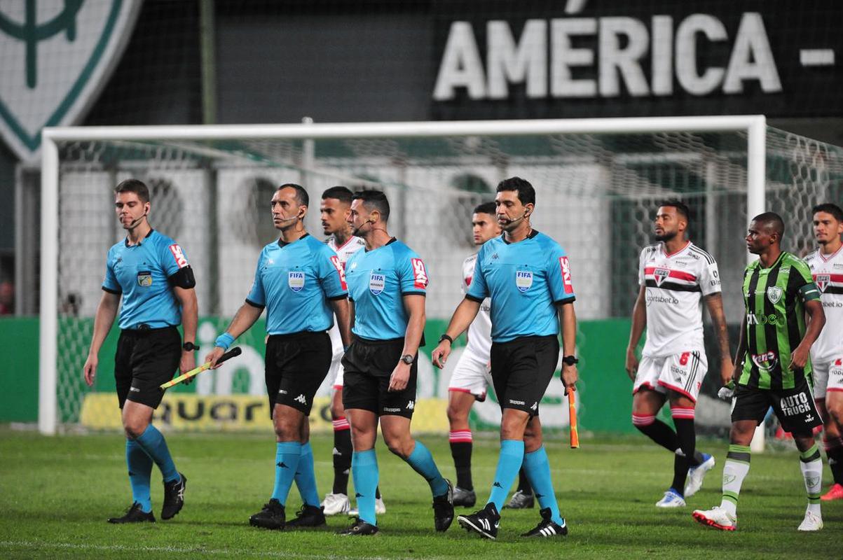Fotos da partida entre Amrica e So Paulo, nesta quinta-feira (18), no Independncia, em Belo Horizonte, pelas quartas de final da Copa do Brasil.