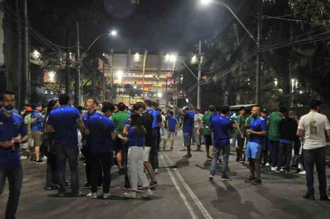 Bar do Peixe, na Alameda das Palmeiras, concentrou centenas de pessoas