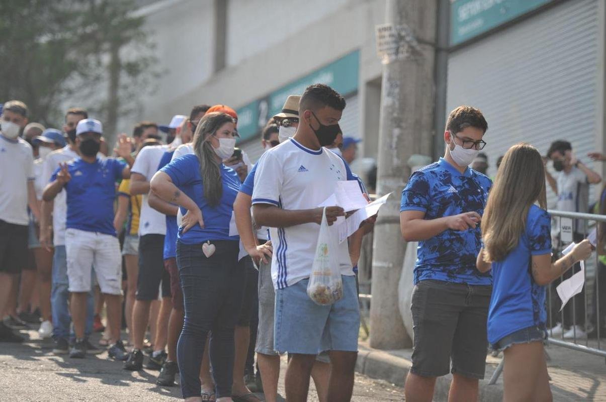 Torcida do Cruzeiro chega ao Independncia para o primeiro jogo com pblico no estdio durante a pandemia