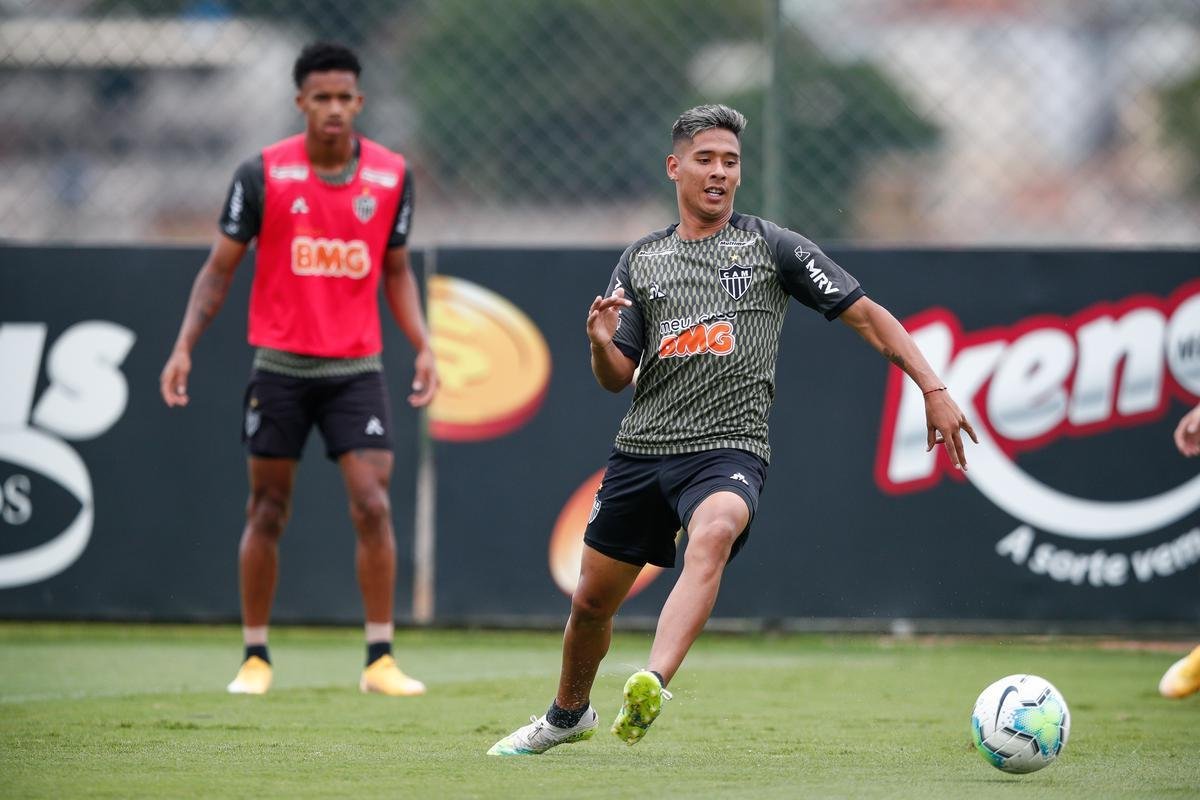Imagens do primeiro treino de Eduardo Vargas pelo Atltico