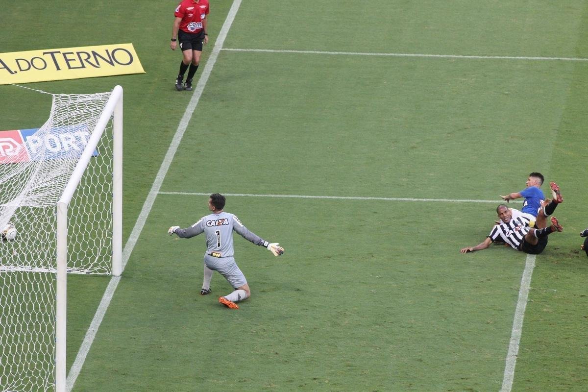 Thiago Neves marca segundo gol do Cruzeiro e garante ttulo estadual