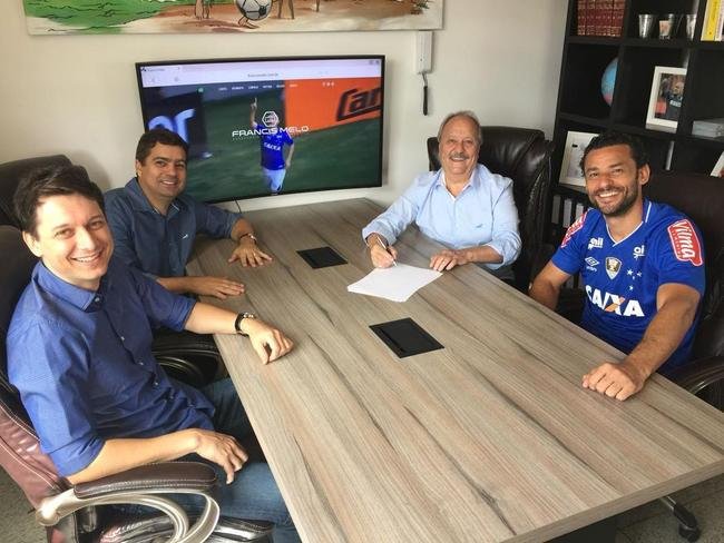 Atacante Fred posa com a camisa do Cruzeiro e com nova diretoria do clube celeste