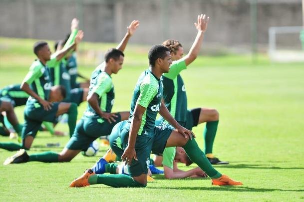 Técnico acompanhou treinamento regenerativo do elenco nesta segunda-feira