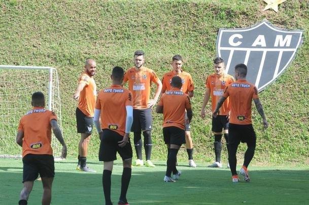 Treino do Atltico nesta segunda-feira, na Cidade do Galo, contou com a volta do meia  Juan Cazares. Direo no chegou a acordo para vend-lo a clube saudita. Tcnico Rafael Dudamel relacionou 23 jogadores para a viagem a Santa Fe, local da estreia na Sul-Americana, quinta-feira, contra o Unin-ARG. Jogador equatoriano ficou fora da lista.