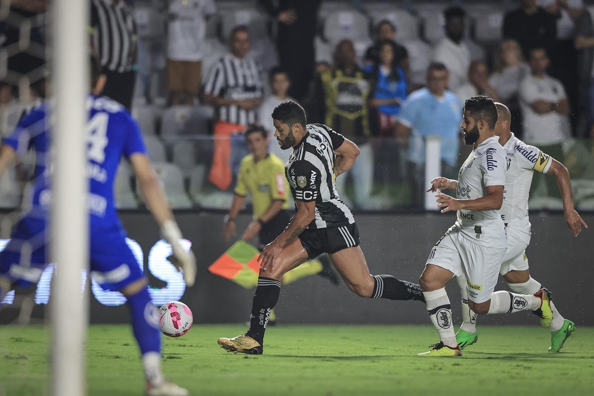 Fotos do jogo entre Santos e Atltico na Vila Belmiro, em Santos, pela 30 rodada do Campeonato Brasileiro