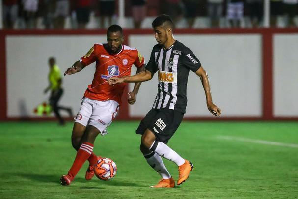 Veja imagens do jogo entre Tombense e Atltico