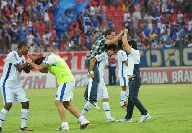 Atletas celestes vibraram com vitria e permanncia na Srie A