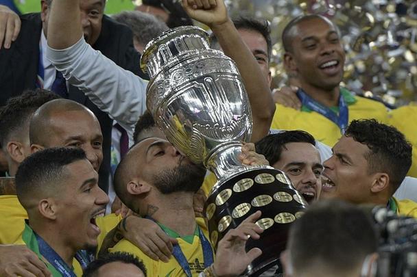 Seleção Brasileira derrota Peru por 3 a 1, conquista Copa América e ergue a taça no Maracanã; veja as fotos da festa do Brasil