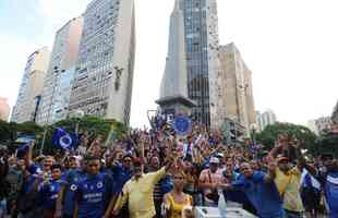 De Confins, jogadores do Cruzeiro hexacampees da Copa do Brasil saram em carro aberto pelas ruas de Belo Horizonte. No Centro da capital, milhares de pessoas aguardavam os jogadores para a festa.