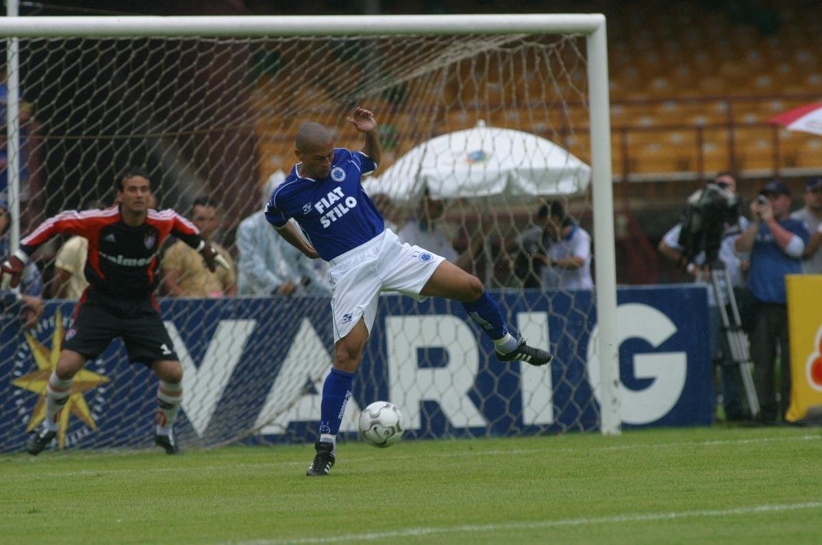 Da metade de 2003 até o fim daquele ano, marcado pela Tríplice Coroa, a Topper lançou uma nova roupagem. O escudo voltou a ser fechado, agora com as duas taças da Copa Libertadores logo acima dele, e detalhes brancos em gola, manga e laterais.