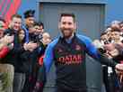 Campeo do mundo, Messi retorna ao PSG e  recebido com festa por elenco