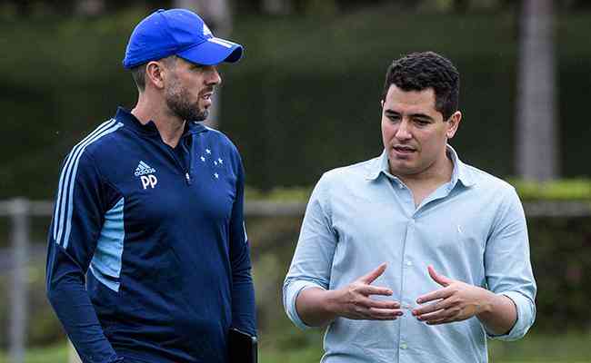 Paulo Pezzolano e Pedro Martins conversam durante treino do Cruzeiro na Toca II