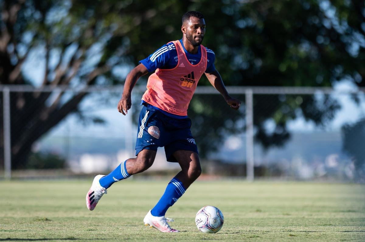 Thiago  centroavante de menos mobilidade. Assim como Moreno, poderia entrar no time como um atacante mais fixo, com Sobis sendo deslocado para uma das pontas. 