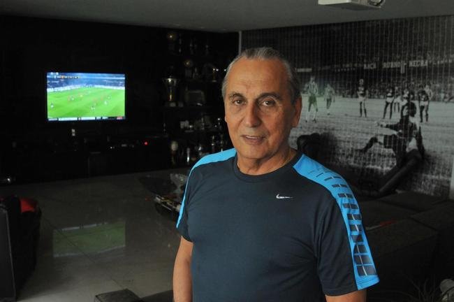 O ex-lateral Nelinho foi tcnico do Cruzeiro em parte da temporada 1994.