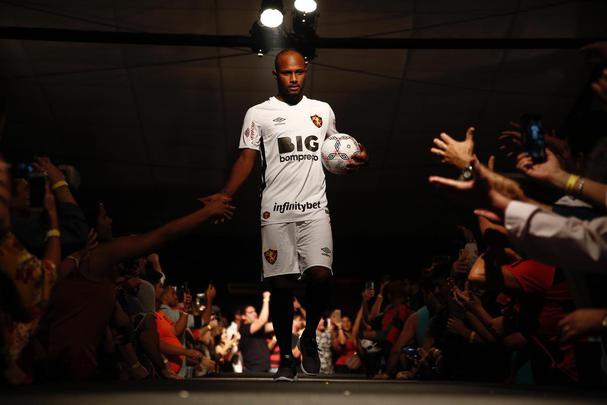 Segundo uniforme do Sport produzido pela Umbro, lançado em evento com show dos Paralamas do Sucesso