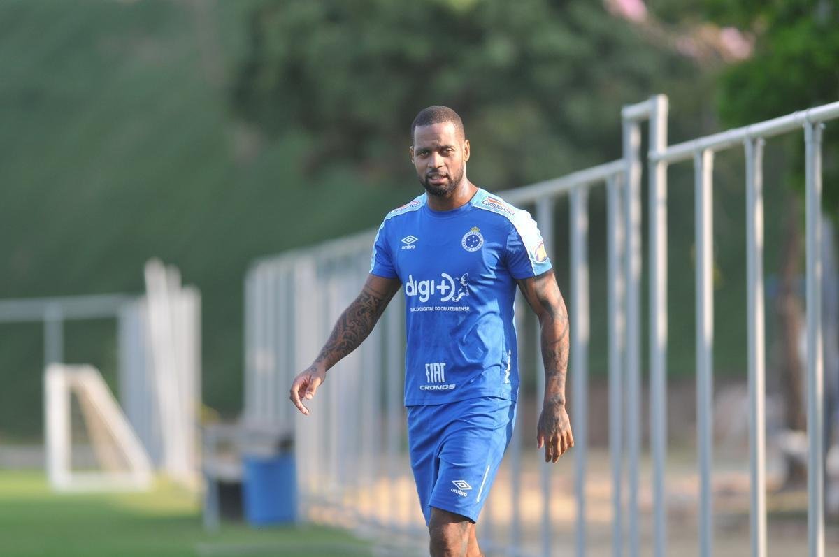 Fotos do primeiro treino de Abel Braga na Toca da Raposa II. Tcnico foi apresentado pelo Cruzeiro neste sbado e dirigir a equipe na segunda, s 20h, diante do Gois, no Serra Dourada, pela 22 rodada do Campeonato Brasileiro