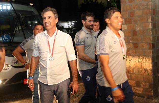 Jogadores do Cruzeiro se reuniram em churrascaria de Belo Horizonte para comemorar o título do Campeonato Mineiro