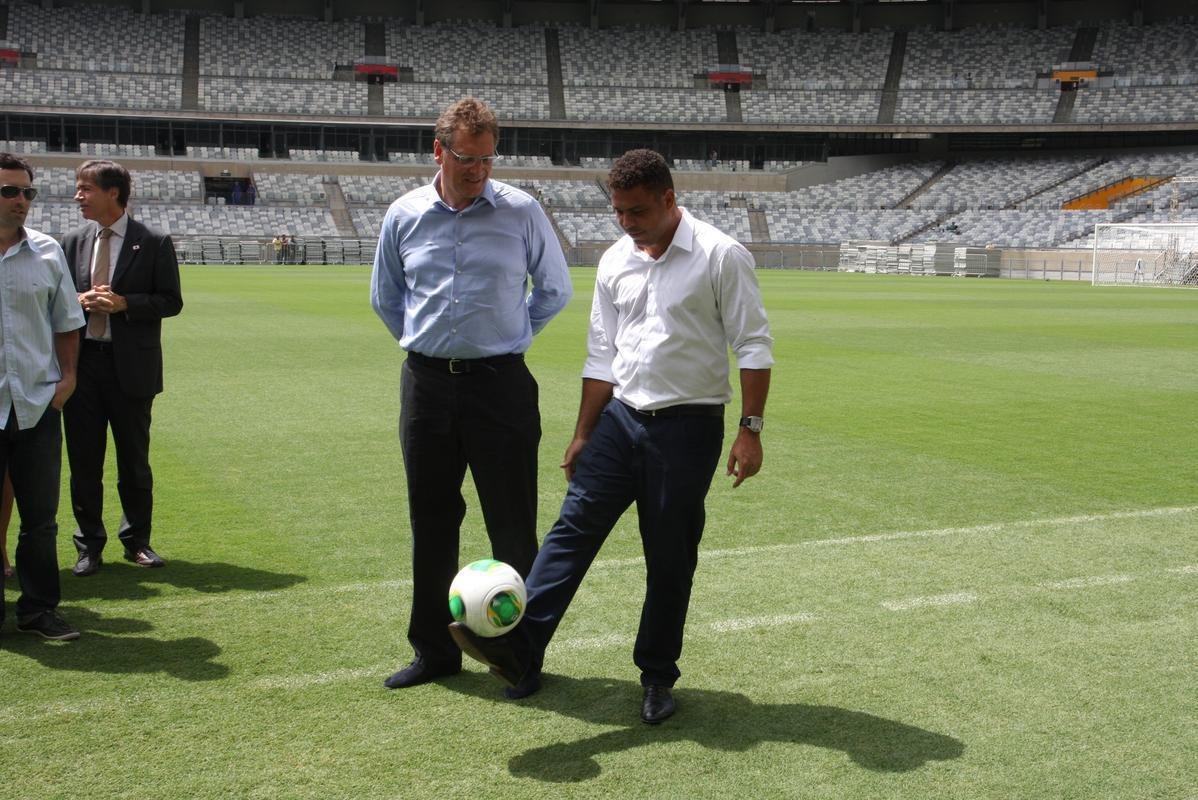 06/03/2013 - Ronaldo visita o Mineiro na companhia de Jrme Valcke, secretrio-geral da Fifa, para vistoriar obras da Copa