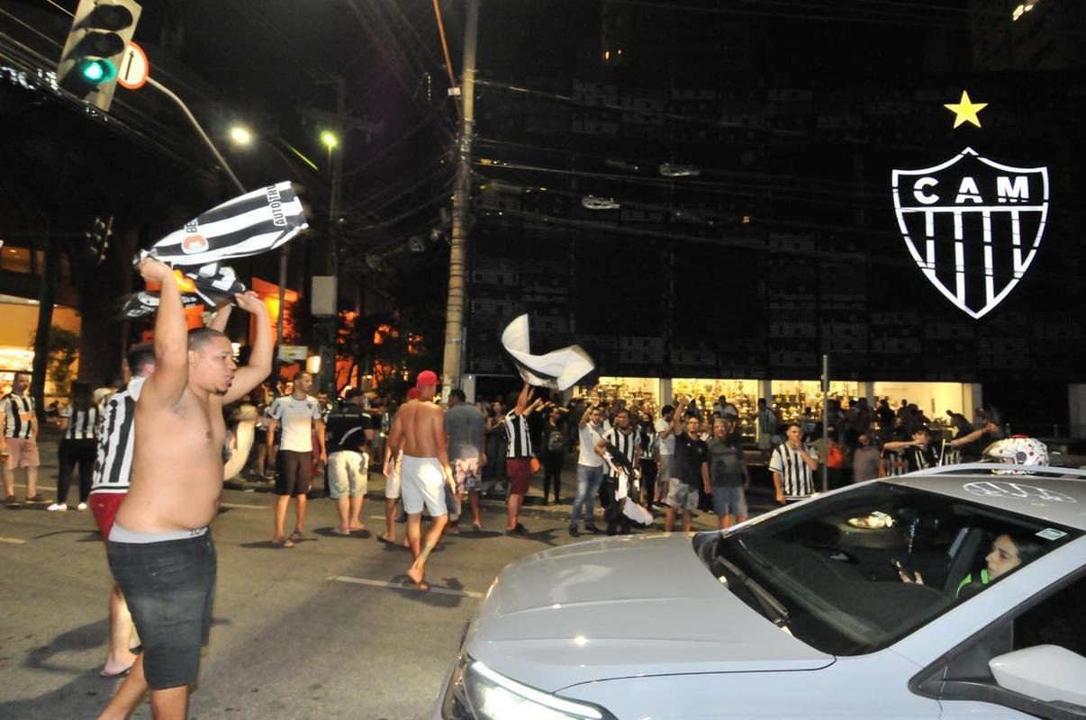 Fotos da festa e do buzinao da torcida do Atltico em frente  sede do clube, no bairro de Lourdes, em BH. Centenas de pessoas foram ao local para festejar, de forma antecipada, o ttulo brasileiro de 2021