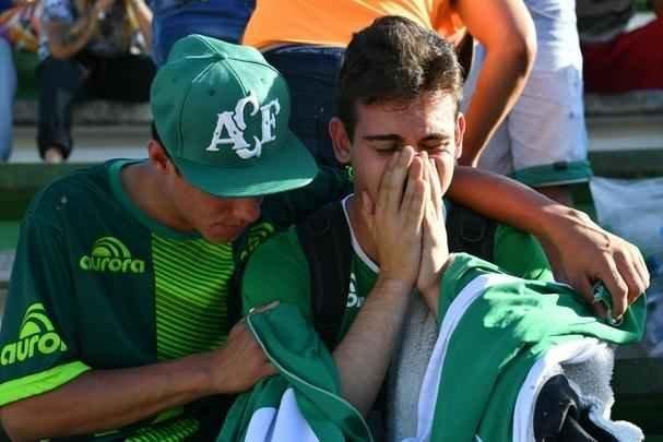Chapec amanheceu arrasada: milhares de pessoas foram  Arena Cond chorar a morte de 71 pessoas na queda do avio que levava a Chapecoense a Medelln para a final da Copa Sul-Americana. Dia foi de oraes para a vtimas e os seis sobreviventes, dentre eles trs atletas: o goleiro Follmann, o zagueiro Neto e o lateral Alan Ruschel. Cidade do Oeste de Santa Catarina est de luto.