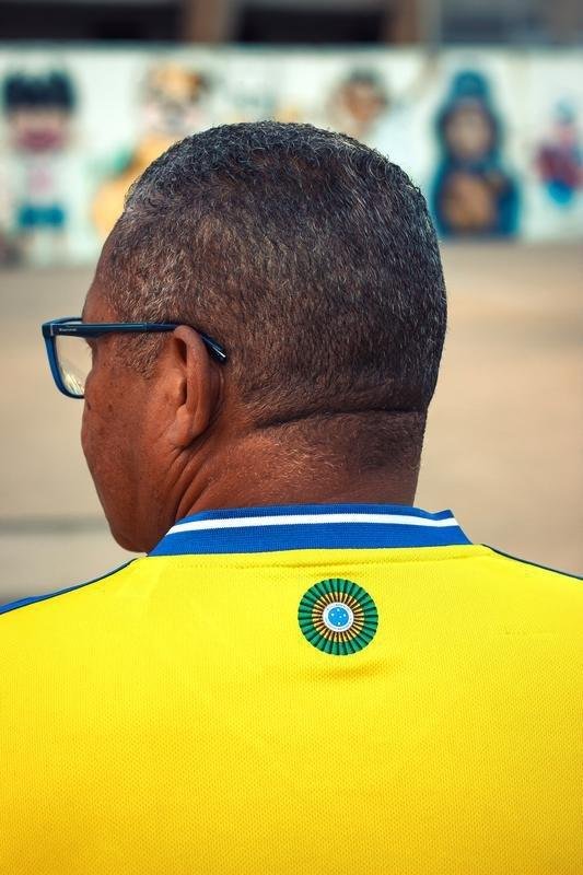 Imagens da nova camisa 3 do Cruzeiro. Novo uniforme, que tem estrelas soltas e  predominantemente amarelo, em referncia ao ano de Copa do Mundo
