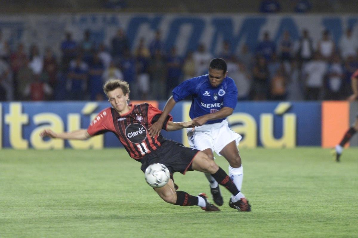 Augusto Recife disputa a bola com Dagoberto em jogo entre Cruzeiro e Athletico-PR pelo Campeonato Brasileiro de 2004. Time celeste perdeu por 4 a 2, no Mineiro.