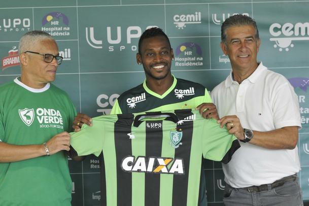 Marquinhos, de 28 anos,  o nono reforo do Amrica para temporada 2018