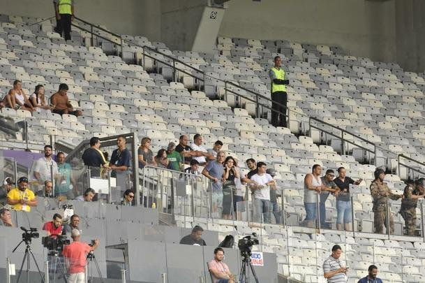 Torcedores do Cruzeiro compareceram em grande nmero ao Mineiro na semifinal contra o Tupi
