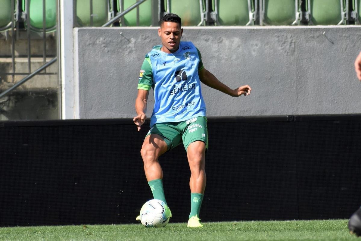 Nesta terça-feira (17), o América realizou atividades com bola na Arena Independência, em Belo Horizonte. O zagueiro Eduardo Bauermann, recuperado de uma cirurgia no joelho esquerdo, participou normalmente das atividades e é opção para o técnico Lisca. A equipe mineira se prepara para o confronto contra o Internacional, em partida válida pelas quartas de final da Copa do Brasil. No jogo de ida, o Coelho venceu por 1 a 0 em Porto Alegre e, agora, entra em campo por um empate para avançar às semifinais do torneio.