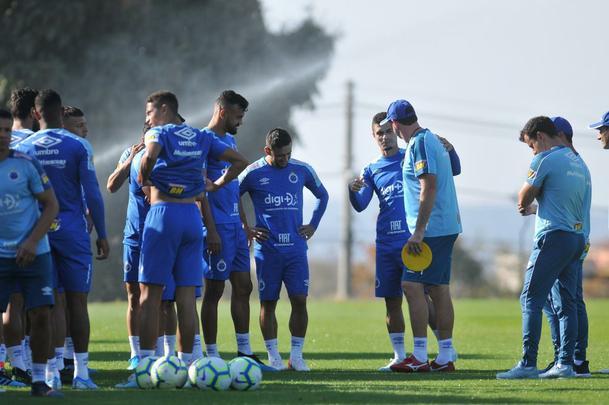 Rogrio Ceni concedeu entrevista coletiva e comandou o primeiro treinamento